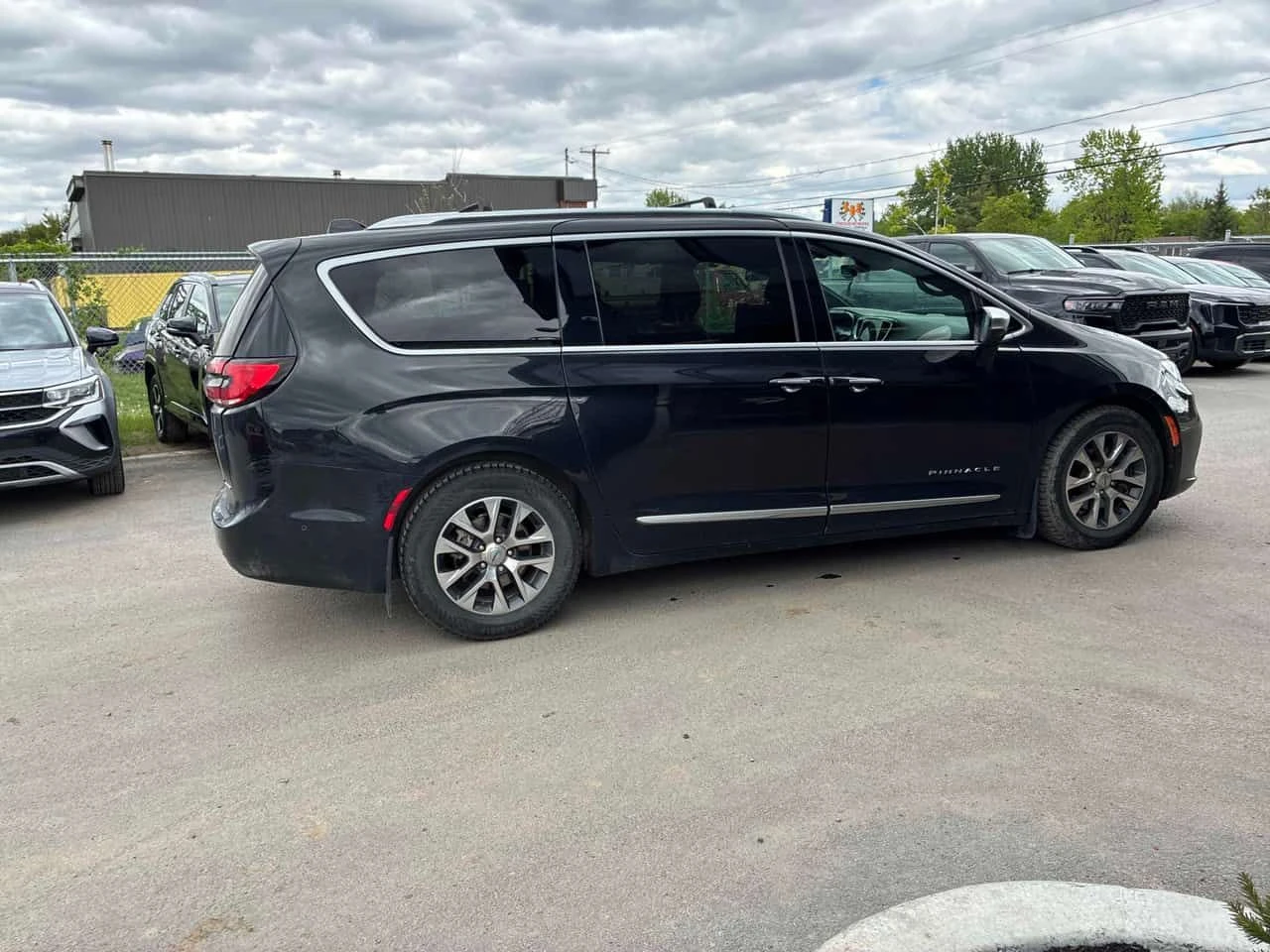 Chrysler Pacifica * Pinnacle * АВТОКРЕДИТ ЕЗ ПЪРВОНАЧАЛНА ВНОСКА* , снимка 3 - Автомобили и джипове - 54721604