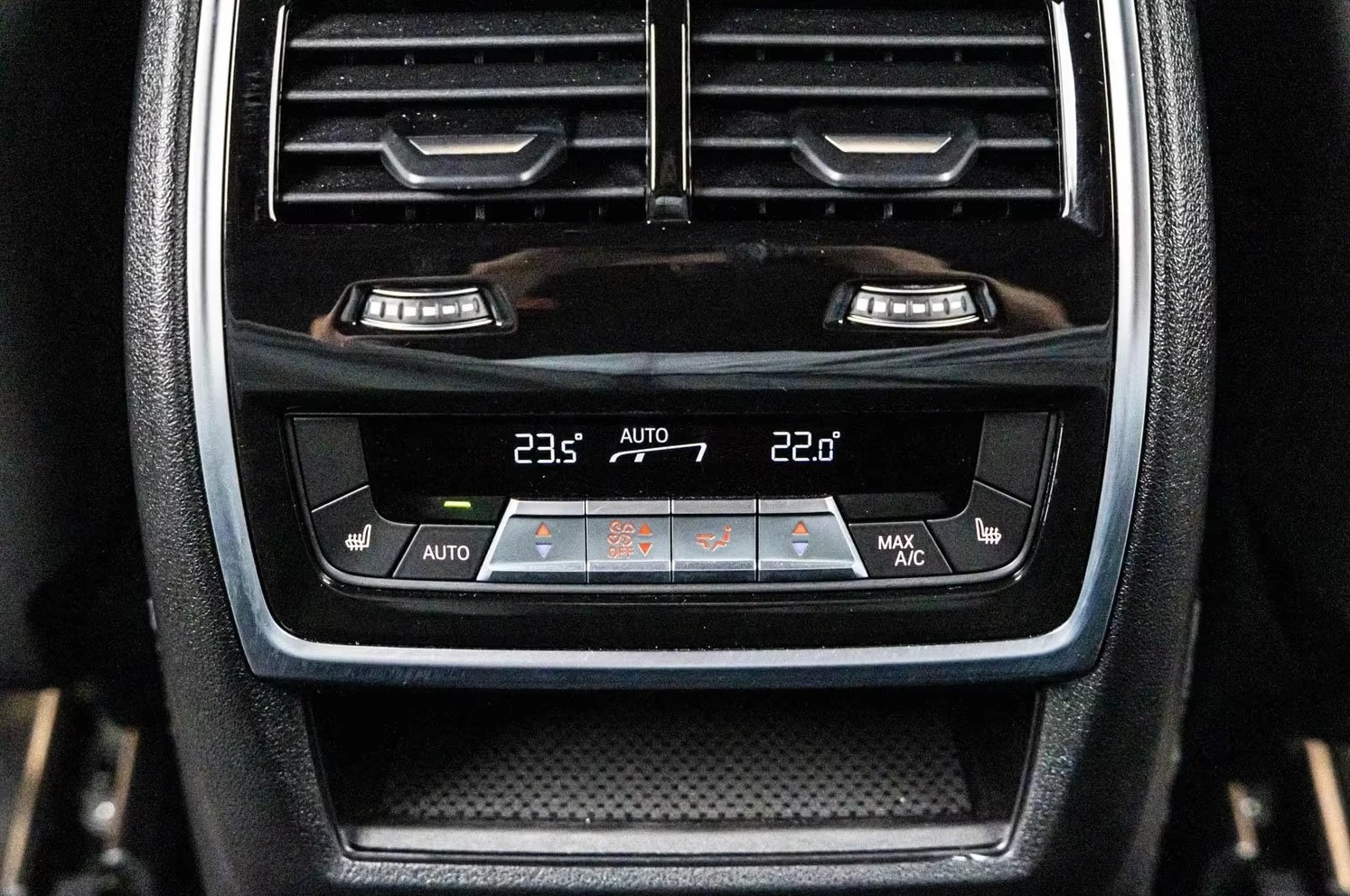 BMW XM 50e/ SHADOW LINE / HUD / 360 / LASERLIGHT / CARBON, снимка 17 - Автомобили и джипове - 55405554