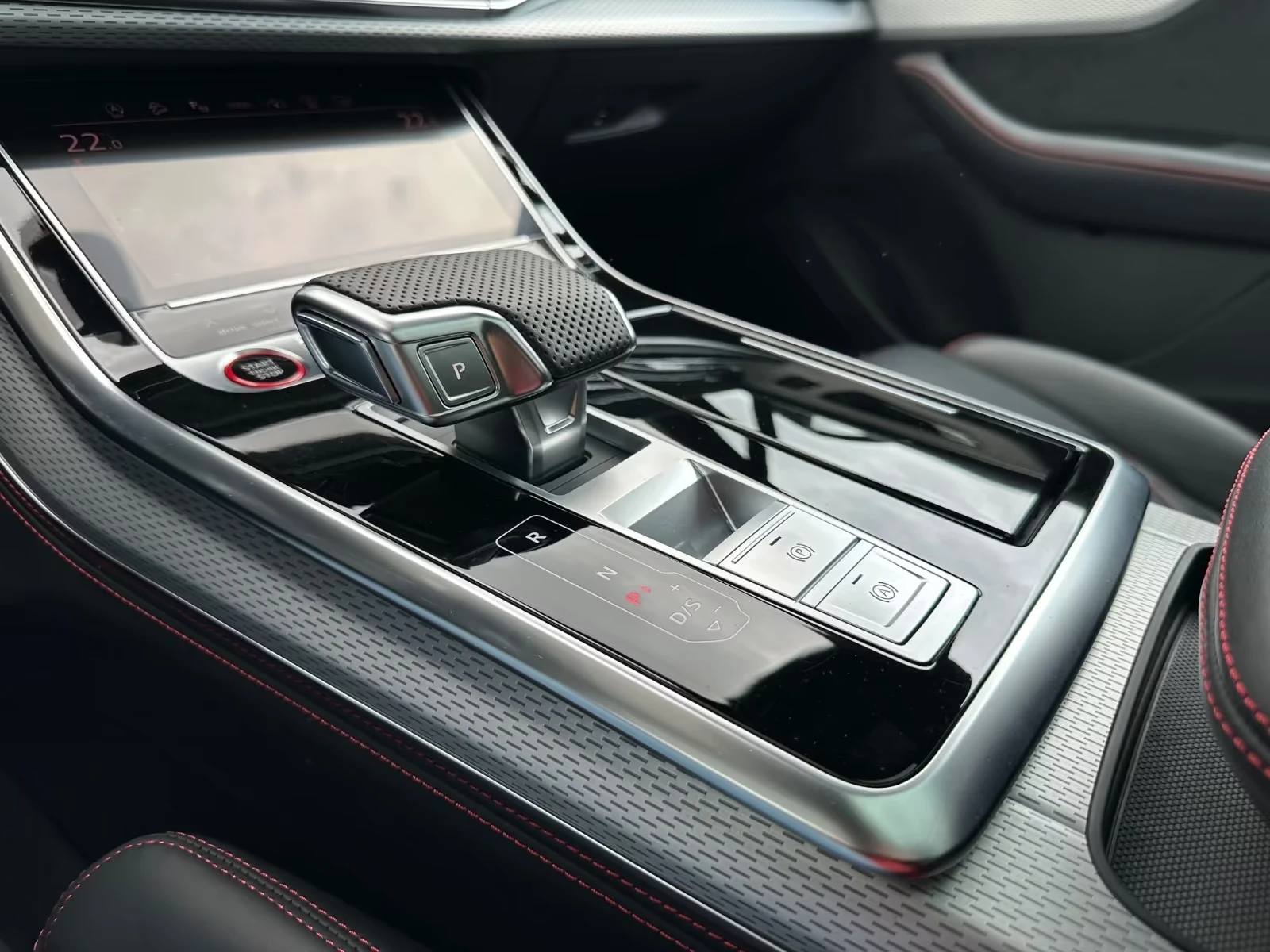 Audi SQ7 FACELIFT / B&O / MATRIX / HUD/ 360 / PANO, снимка 13 - Автомобили и джипове - 55057852