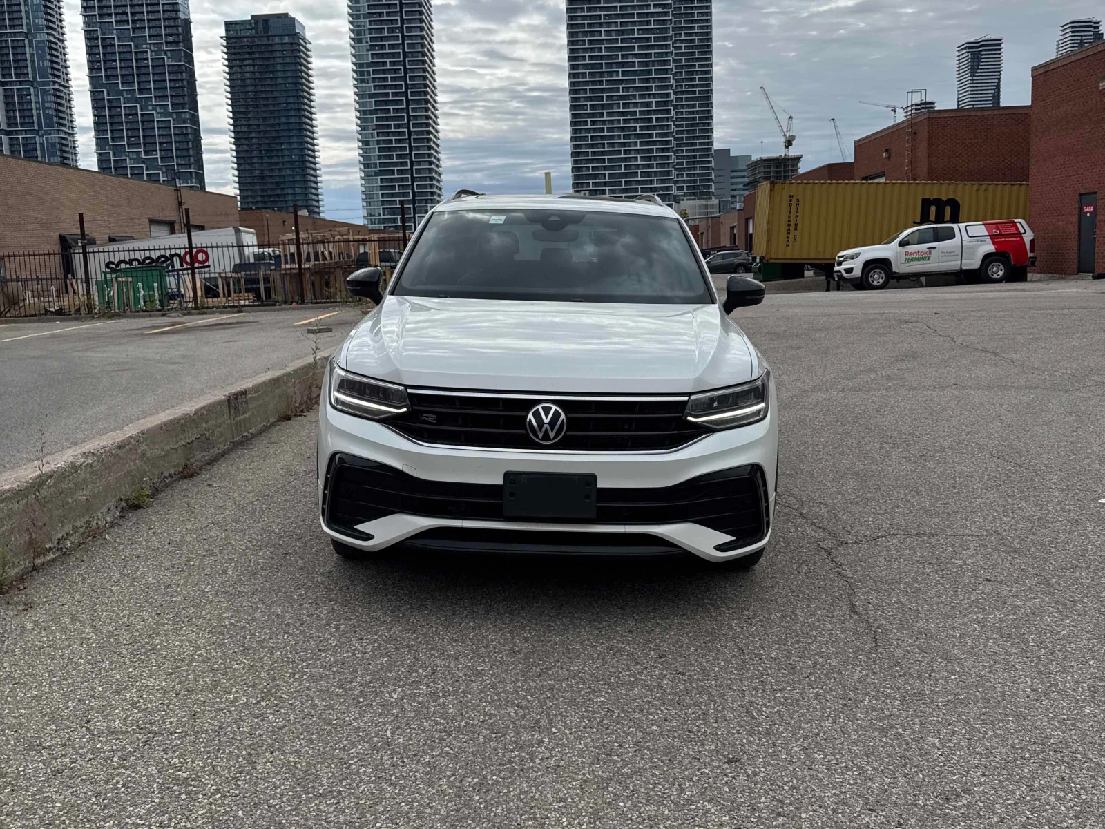 VW Tiguan Comfortline R Line Black Edition | CARFAX , снимка 2 - Автомобили и джипове - 56087956