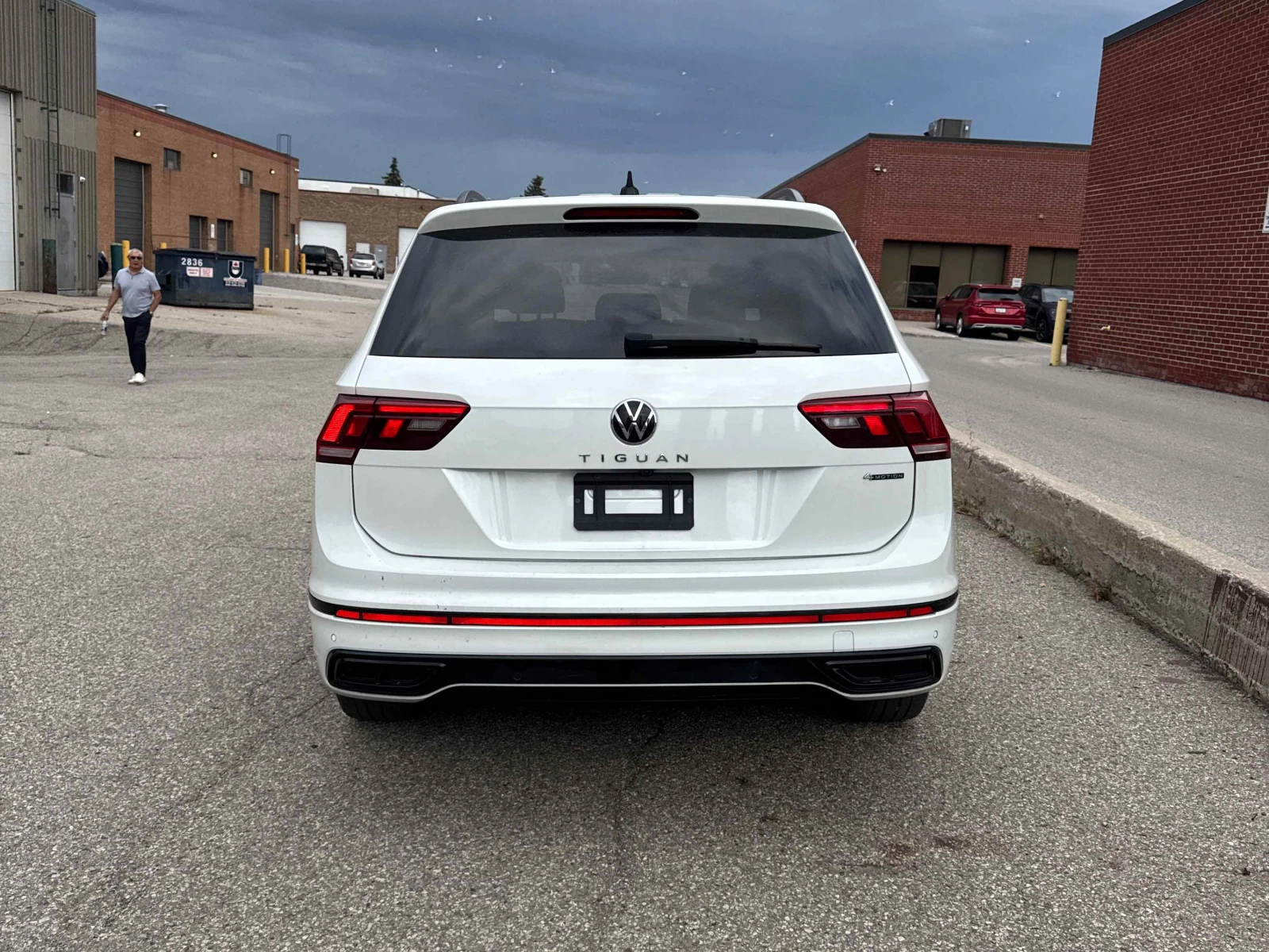 VW Tiguan Comfortline R Line Black Edition | CARFAX , снимка 5 - Автомобили и джипове - 56087956