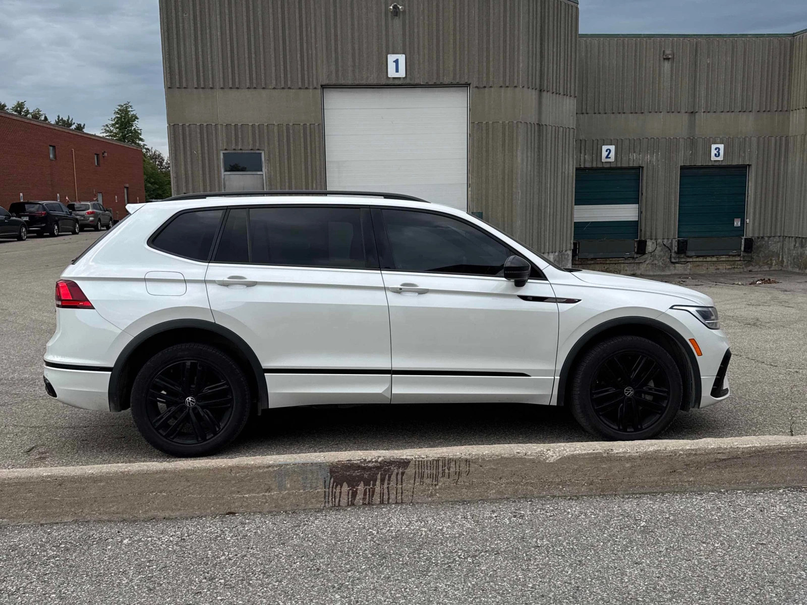 VW Tiguan Comfortline R Line Black Edition | CARFAX , снимка 4 - Автомобили и джипове - 56087956