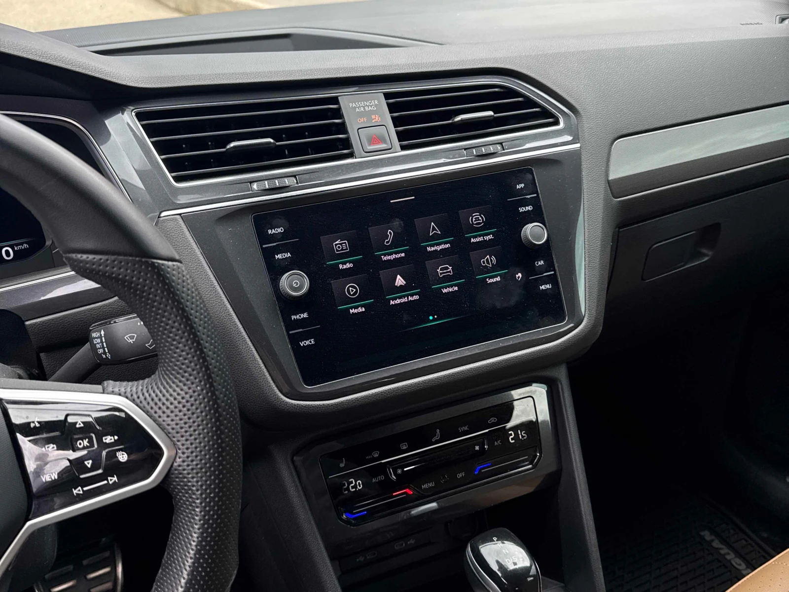 VW Tiguan Comfortline R Line Black Edition | CARFAX , снимка 9 - Автомобили и джипове - 56087956