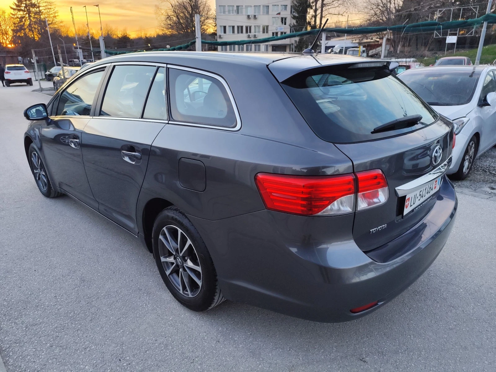 Toyota Avensis 2.0 Швейцария , снимка 9 - Автомобили и джипове - 53773105
