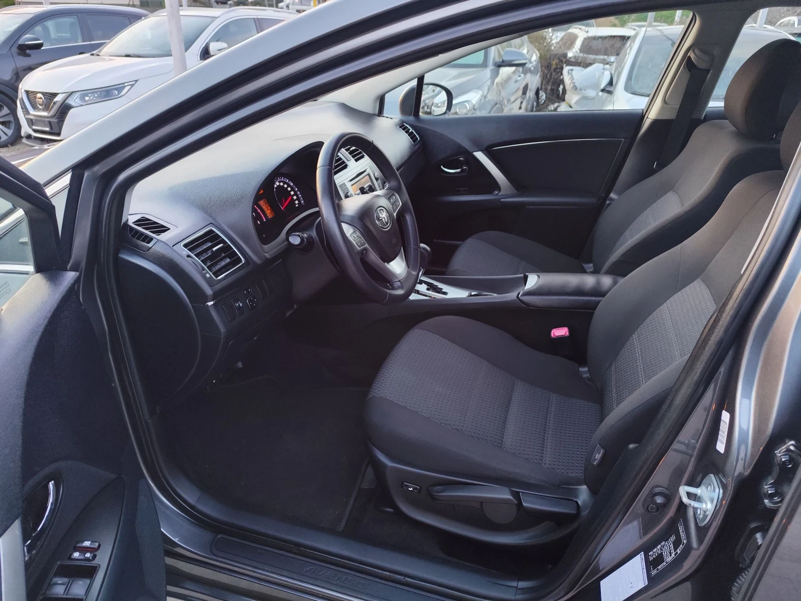 Toyota Avensis 2.0 Швейцария , снимка 6 - Автомобили и джипове - 53773105