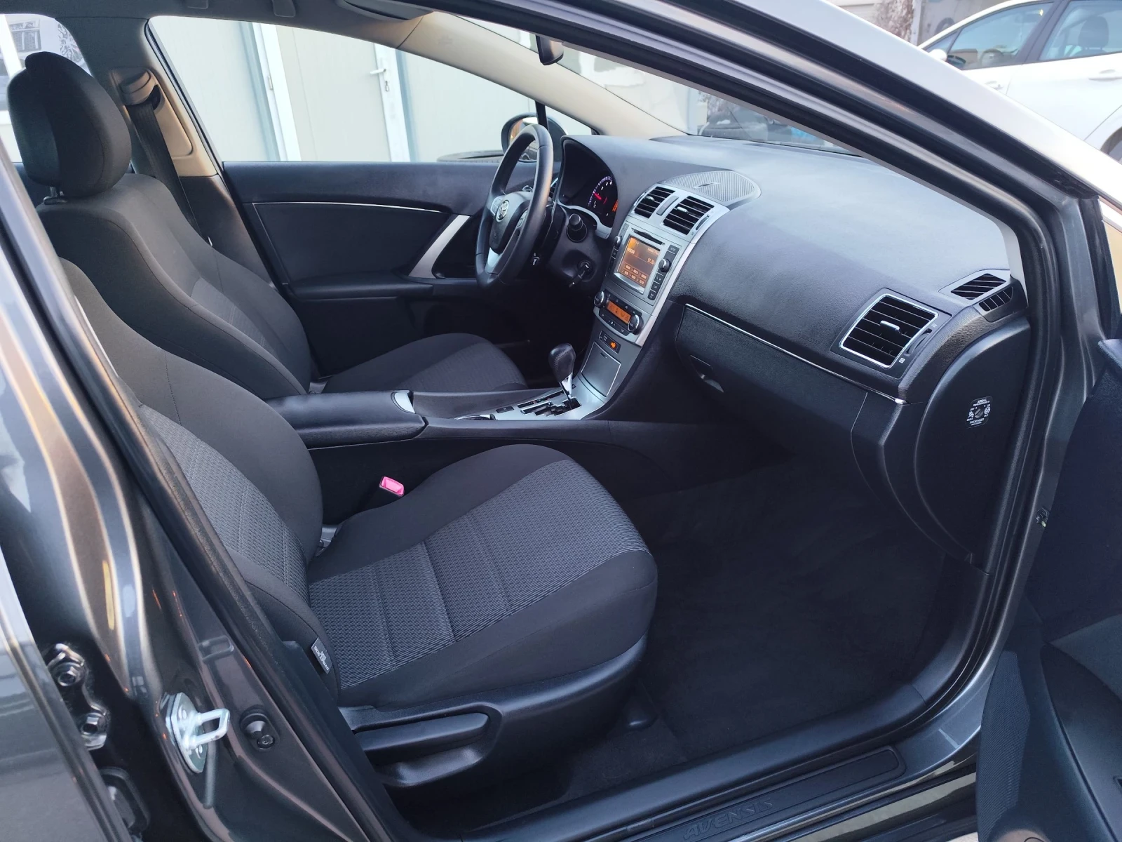 Toyota Avensis 2.0 Швейцария , снимка 16 - Автомобили и джипове - 53773105