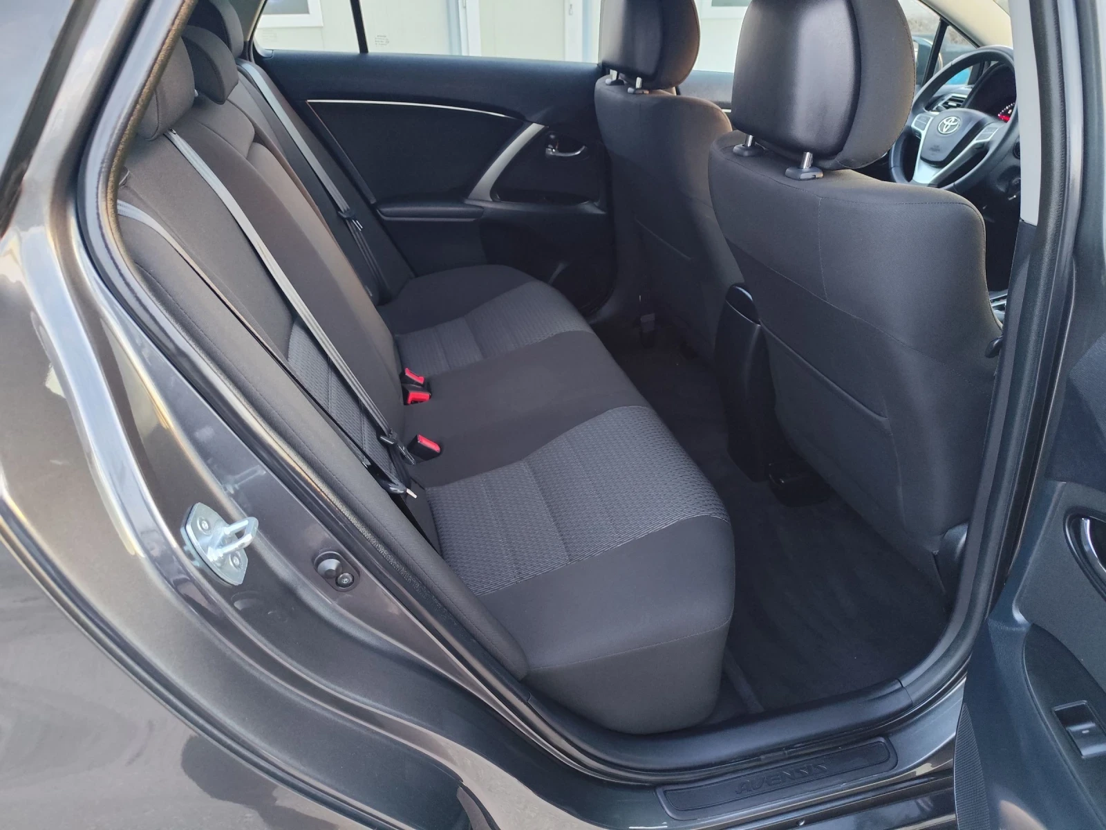 Toyota Avensis 2.0 Швейцария , снимка 14 - Автомобили и джипове - 53773105