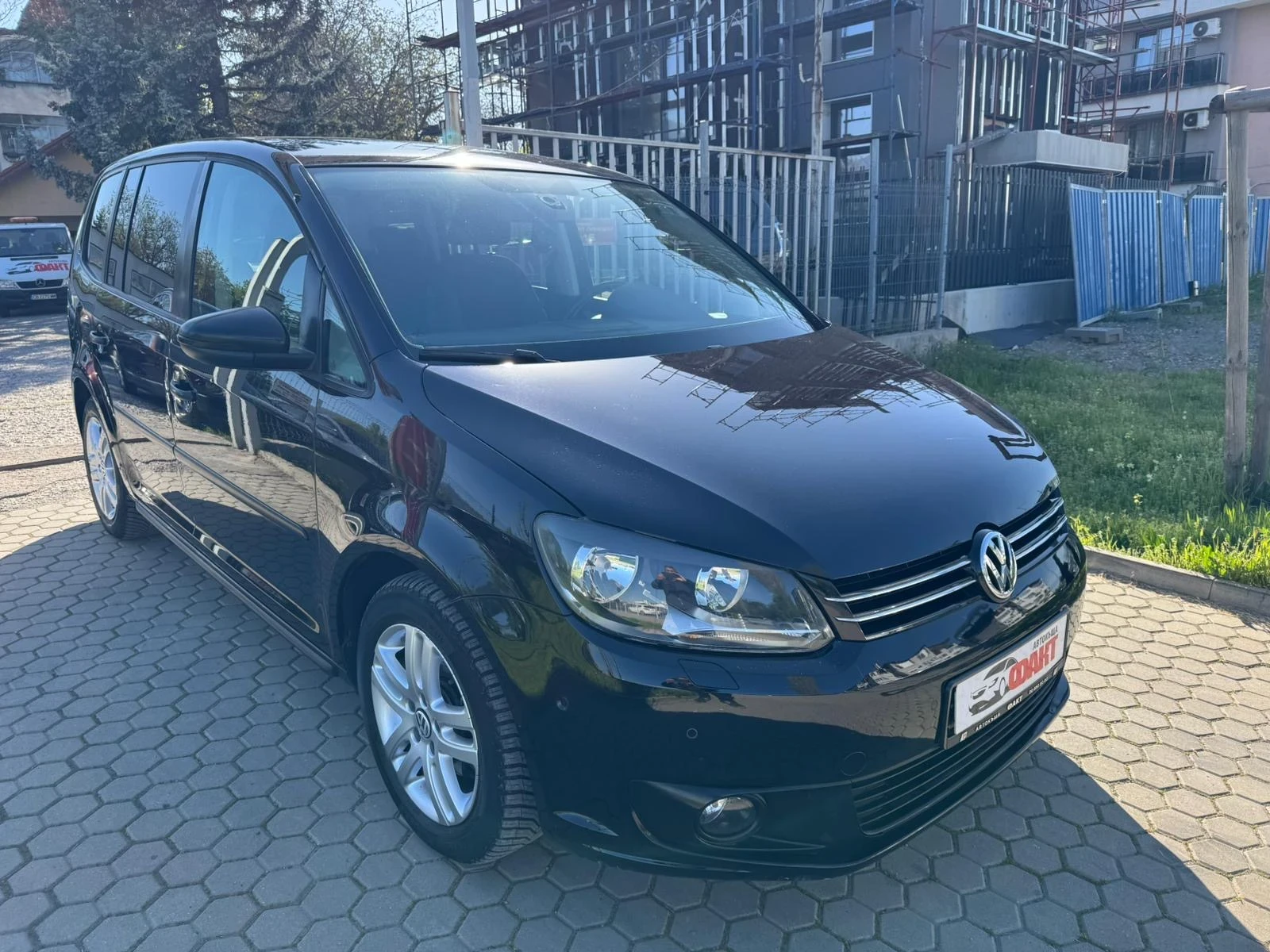 VW Touran 1.6TDi/6с.к., снимка 2 - Автомобили и джипове - 54338107