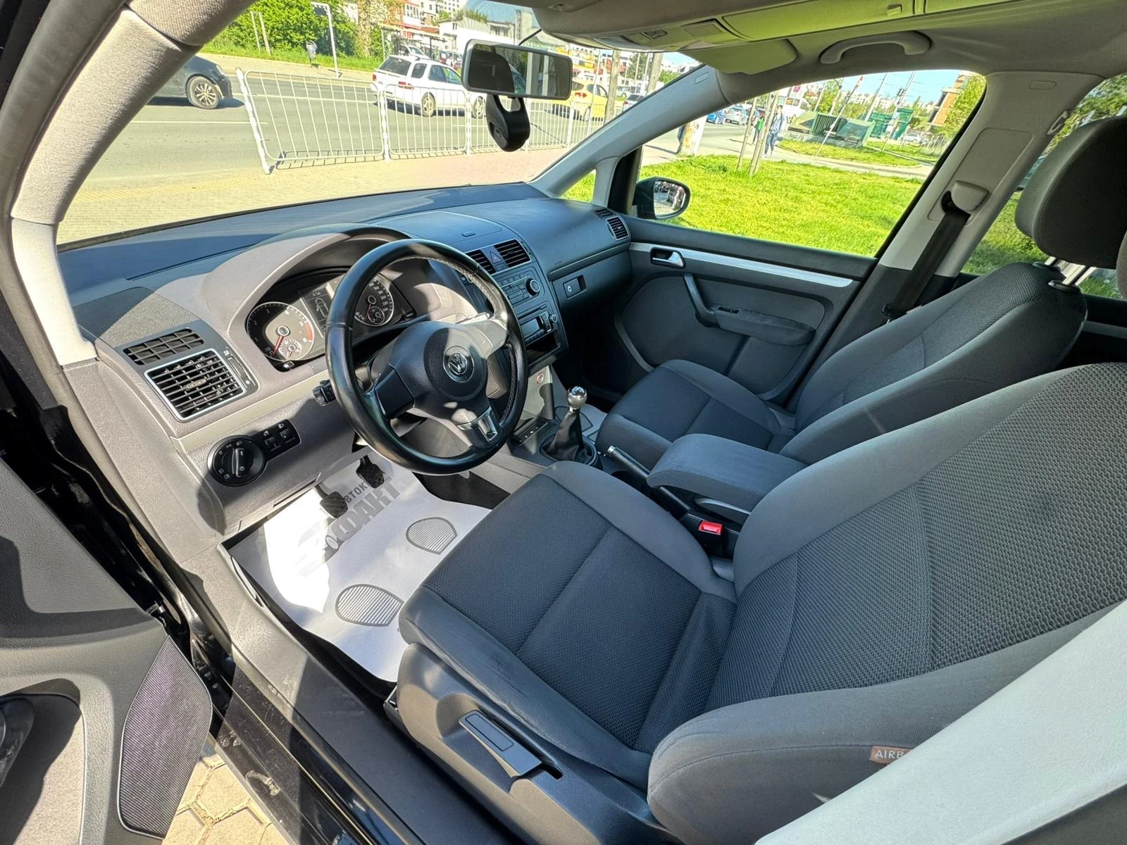 VW Touran 1.6TDi/6с.к., снимка 5 - Автомобили и джипове - 54338107