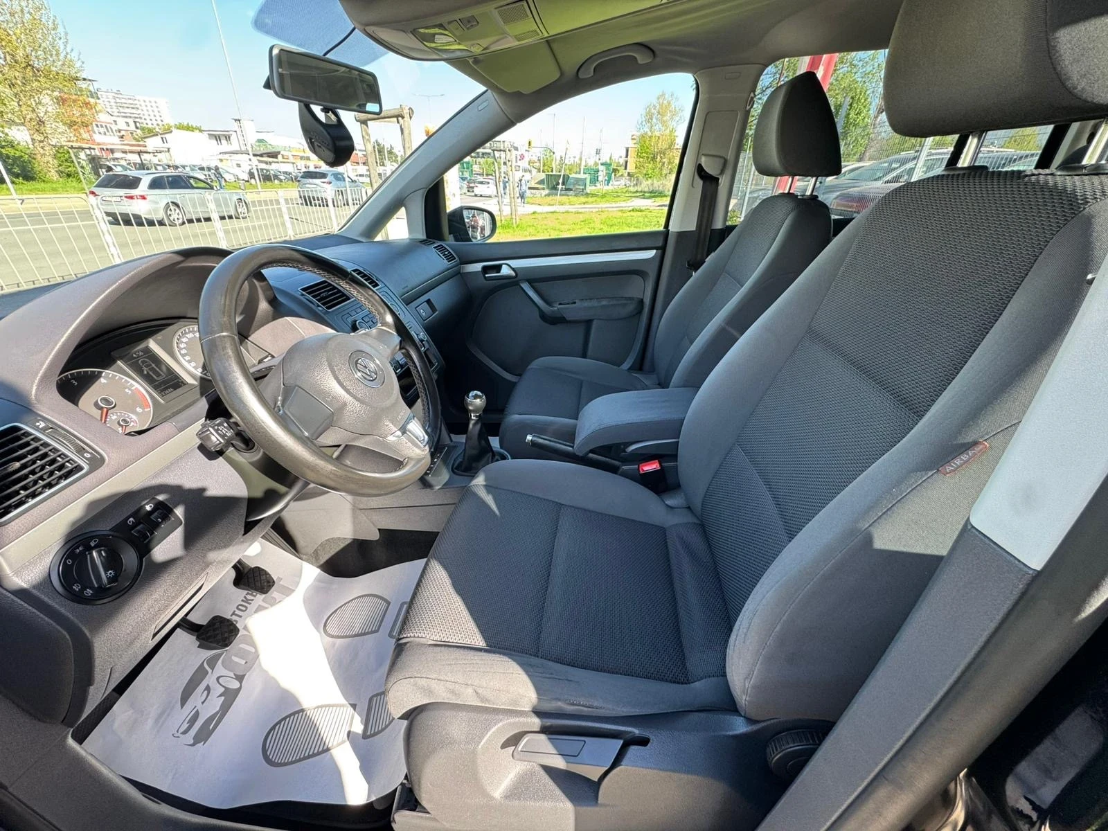 VW Touran 1.6TDi/6с.к., снимка 9 - Автомобили и джипове - 54338107