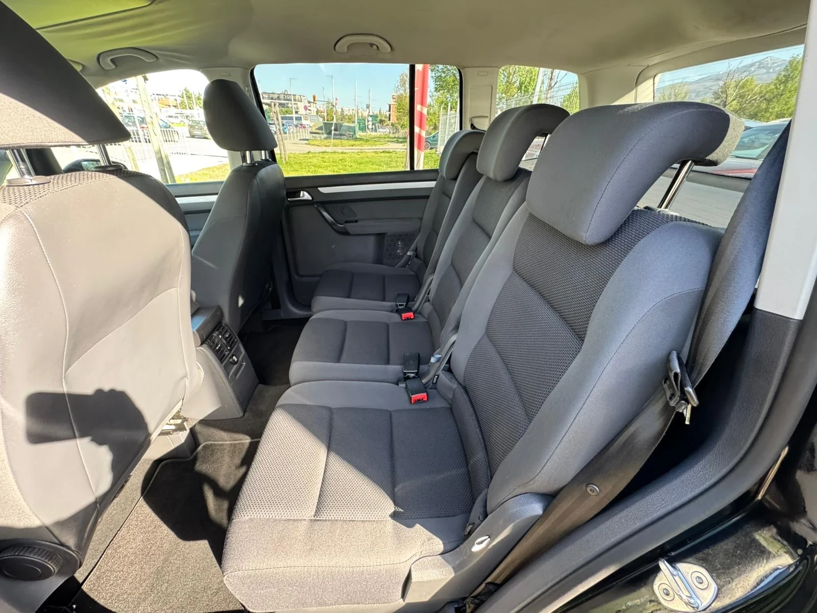 VW Touran 1.6TDi/6с.к., снимка 11 - Автомобили и джипове - 54338107