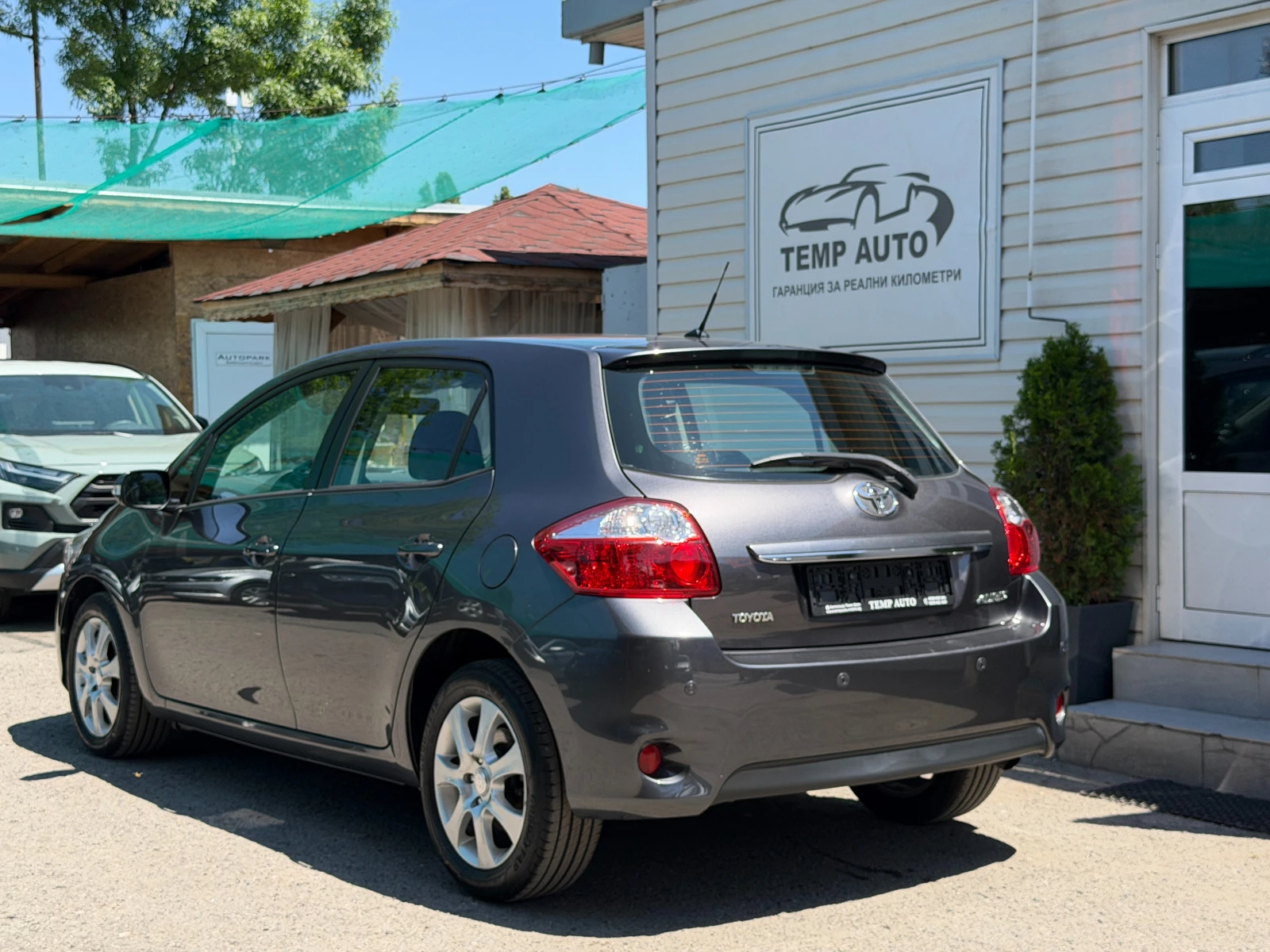 Toyota Auris 1.6i* СЪС СЕРВИЗНА КНИЖКА С ПЪЛНА ИСТОРИЯ, снимка 6 - Автомобили и джипове - 54865670