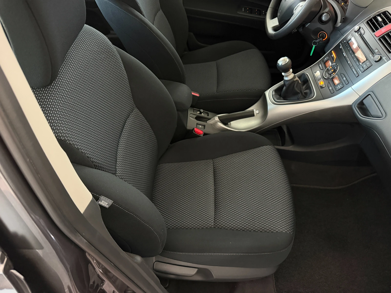 Toyota Auris 1.6i* СЪС СЕРВИЗНА КНИЖКА С ПЪЛНА ИСТОРИЯ, снимка 15 - Автомобили и джипове - 54865670