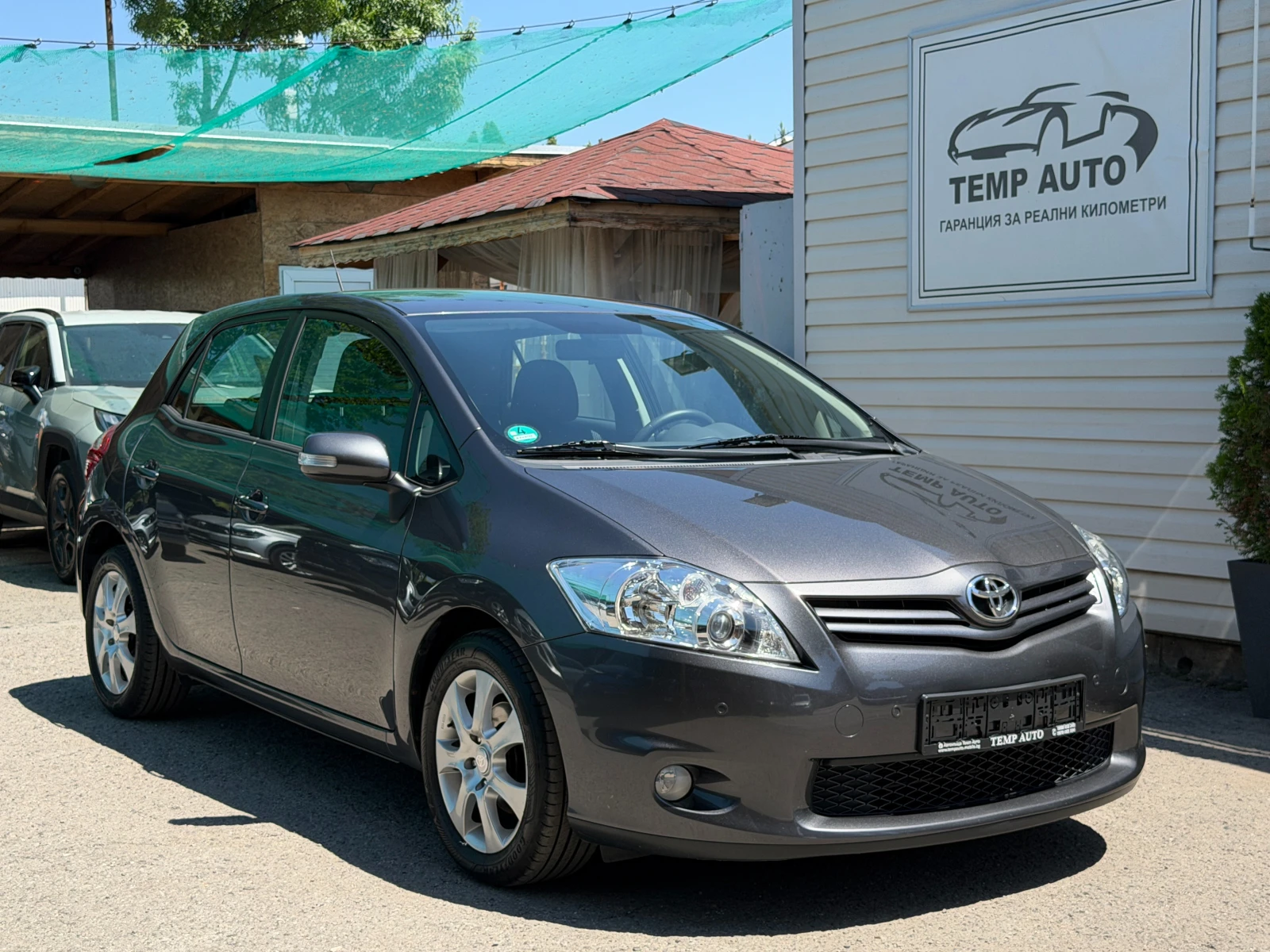 Toyota Auris 1.6i* СЪС СЕРВИЗНА КНИЖКА С ПЪЛНА ИСТОРИЯ, снимка 3 - Автомобили и джипове - 54865670