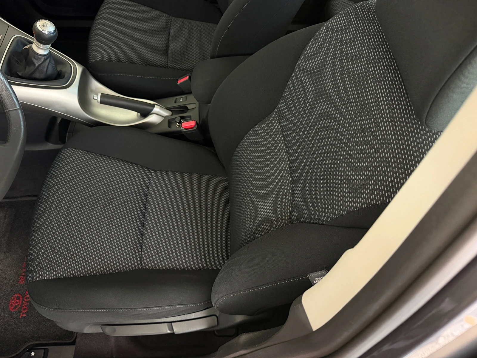 Toyota Auris 1.6i* СЪС СЕРВИЗНА КНИЖКА С ПЪЛНА ИСТОРИЯ, снимка 8 - Автомобили и джипове - 54865670