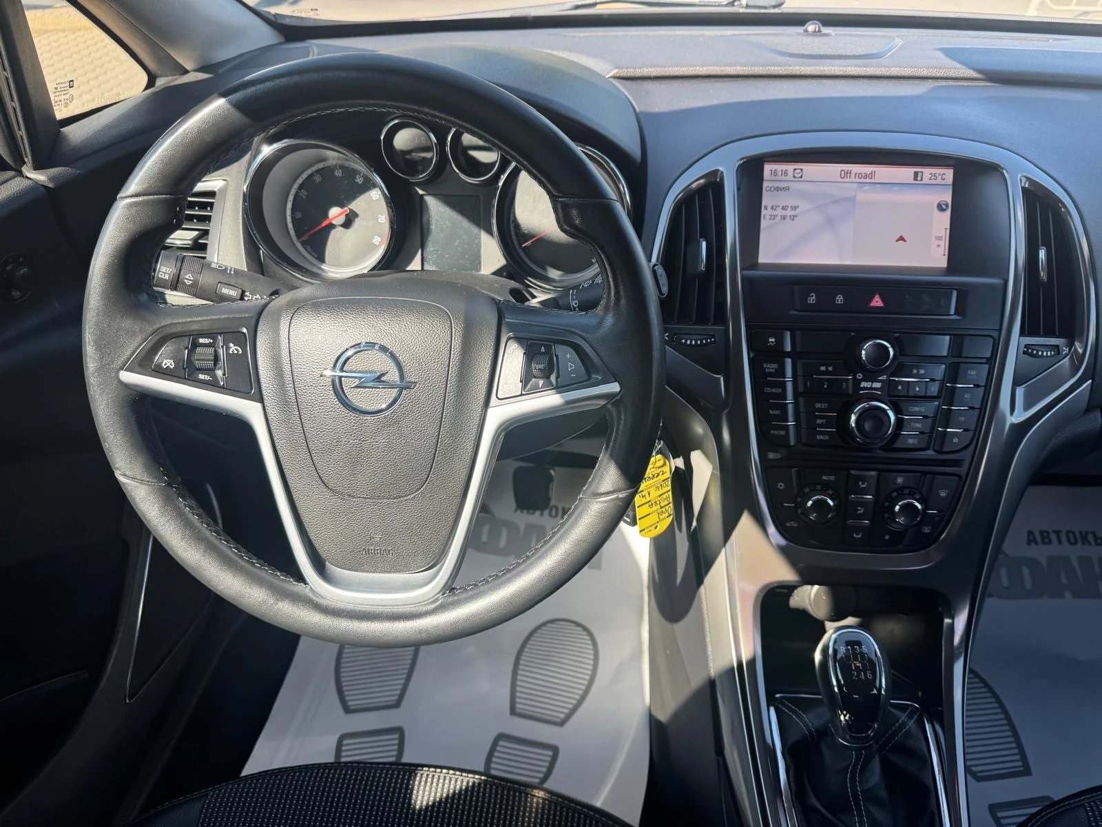 Opel Astra 1.4i/NAVI, снимка 9 - Автомобили и джипове - 55247540