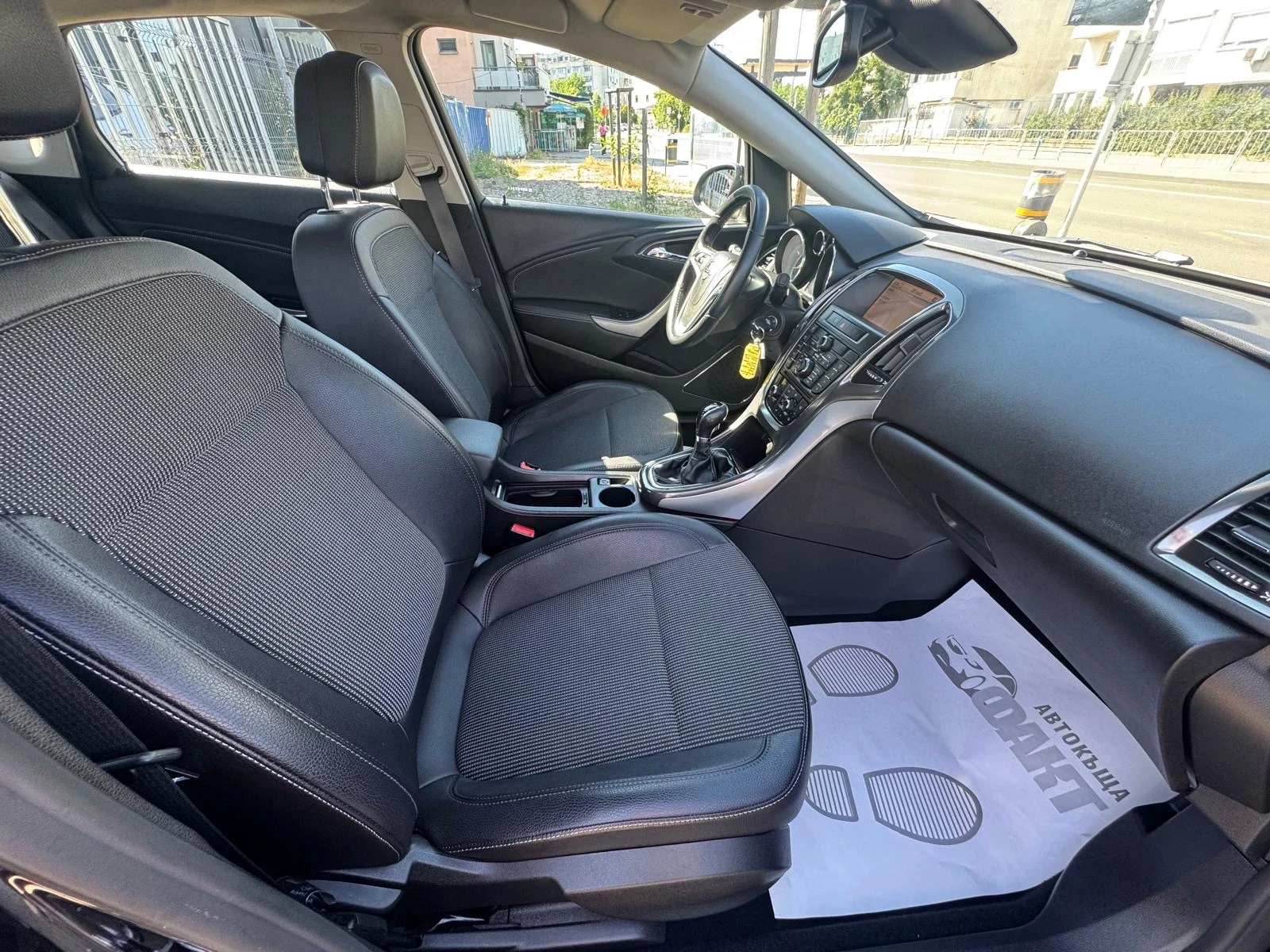 Opel Astra 1.4i/NAVI, снимка 14 - Автомобили и джипове - 55247540