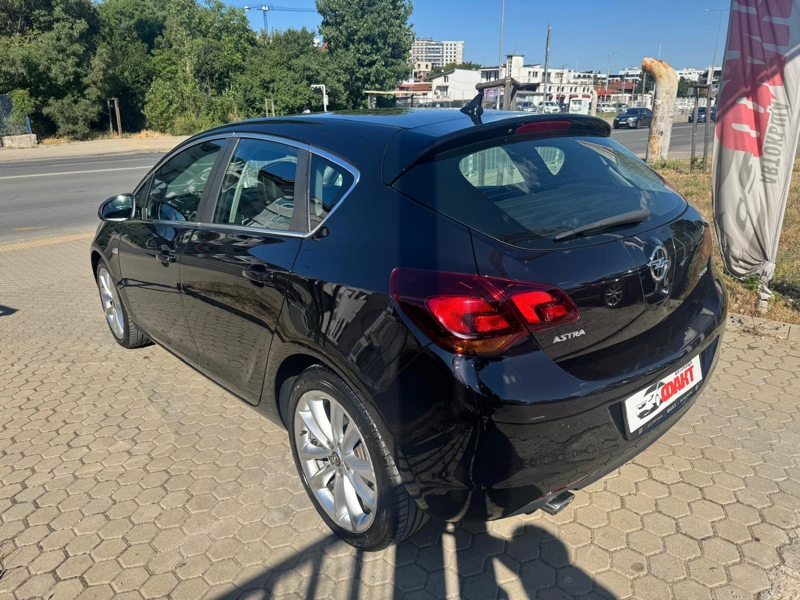 Opel Astra 1.4i/NAVI, снимка 5 - Автомобили и джипове - 55247540