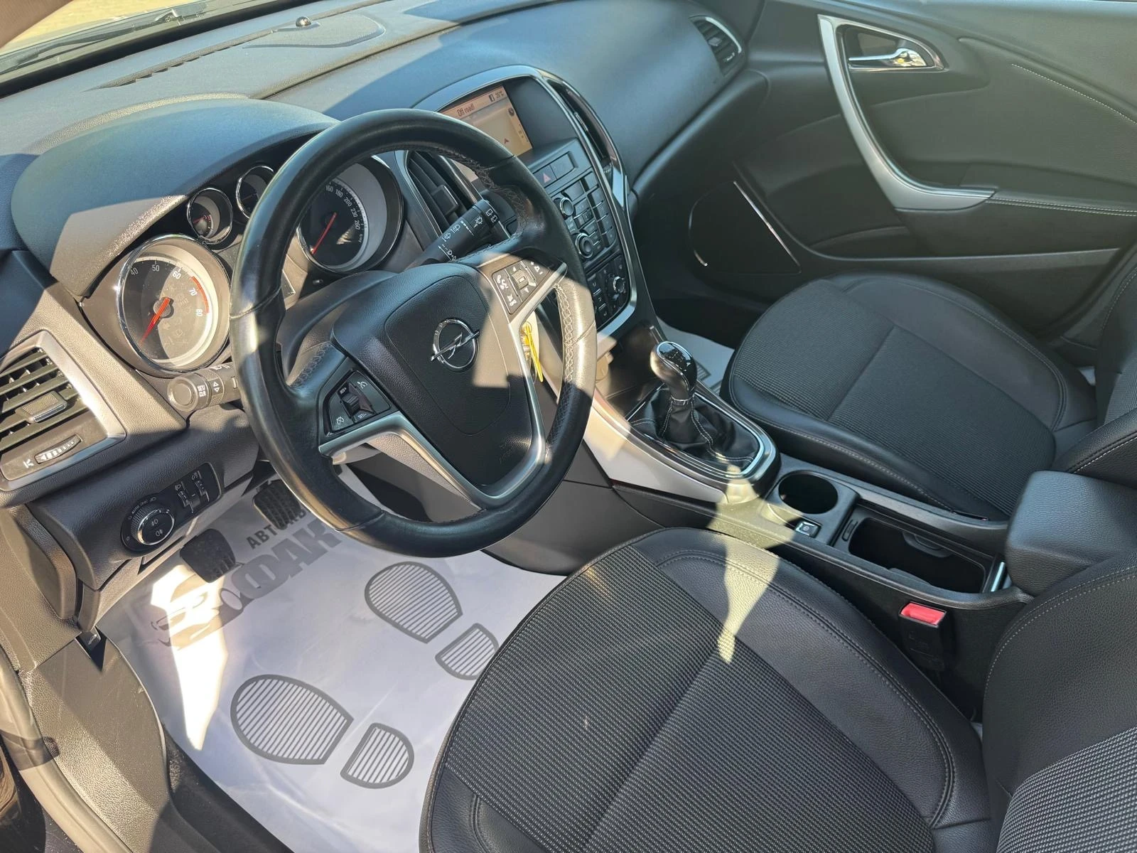 Opel Astra 1.4i/NAVI, снимка 6 - Автомобили и джипове - 55247540