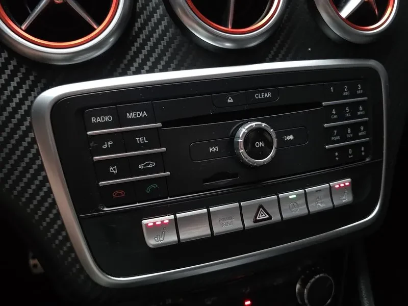 Mercedes-Benz A 200 Amg Line, снимка 16 - Автомобили и джипове - 55951339