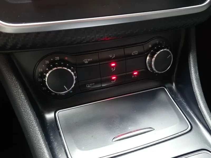 Mercedes-Benz A 200 Amg Line, снимка 17 - Автомобили и джипове - 55951339