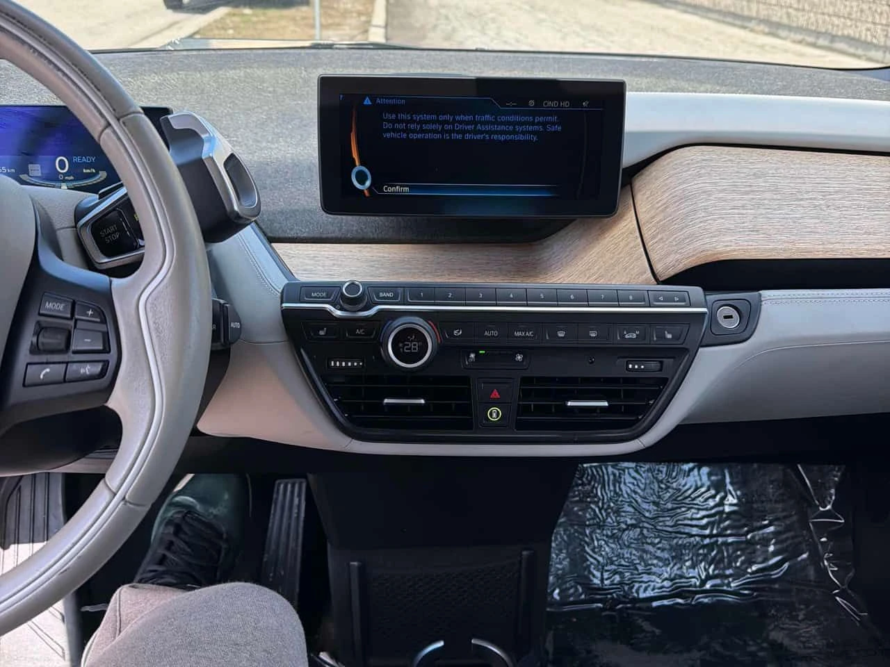 BMW i3 | CARFAX | БЕЗ УДАРИ| БЕЗ ПЪРВОНАЧАЛНА ВНОСКА, снимка 11 - Автомобили и джипове - 54229199