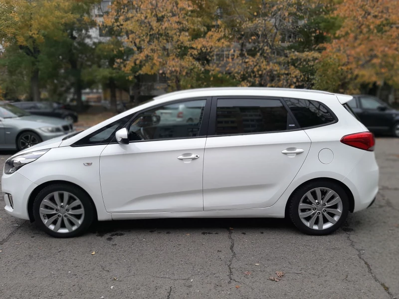 Kia Carens 1.6 дизел, снимка 5 - Автомобили и джипове - 47997231