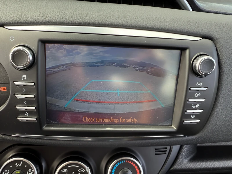 Toyota Yaris 1.5 VVT-i, снимка 12 - Автомобили и джипове - 51375585