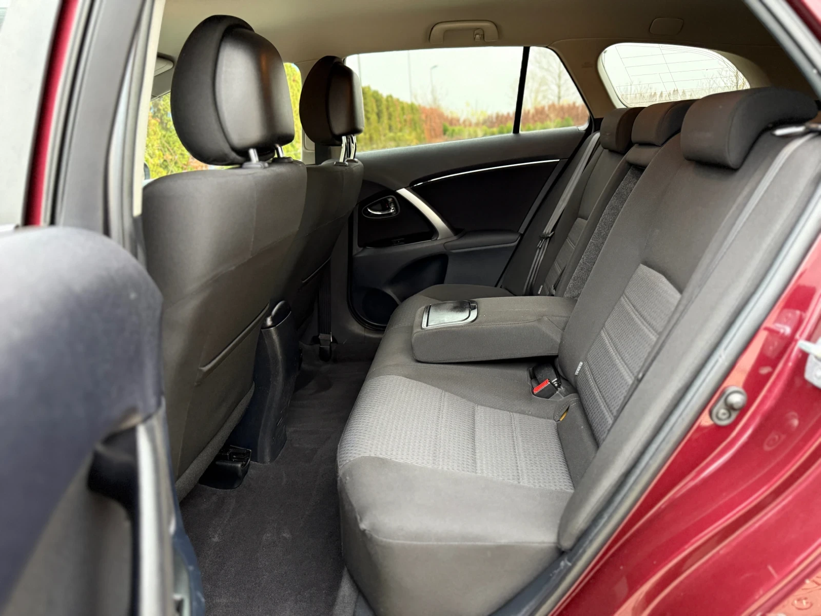 Toyota Avensis 1.8i-147КС ФЕЙСЛИФТ / НАВИГАЦИЯ / КАМЕРА / БОРДО  - изображение 9