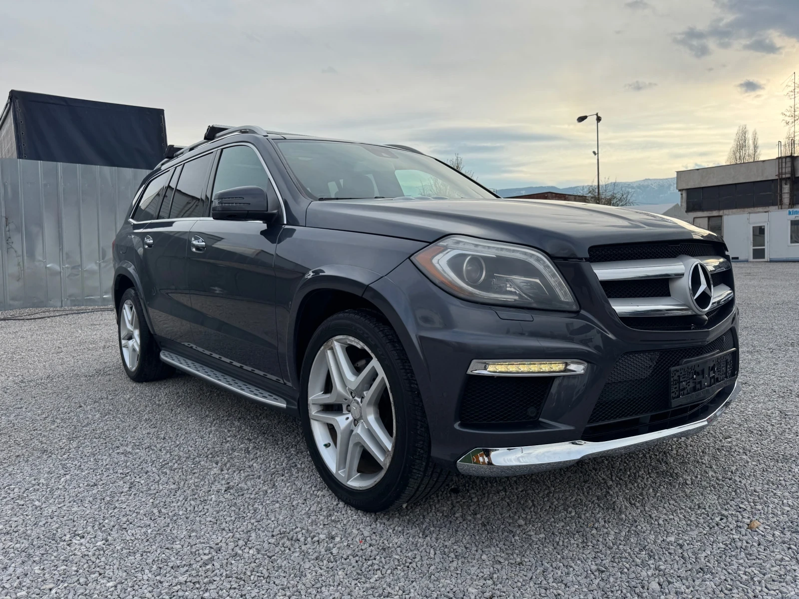 Mercedes-Benz GL 550 AMG / FULL MAX / НАПЪЛНО ОБСЛУЖЕН / ГАРАНЦИЯ, снимка 3 - Автомобили и джипове - 54160664