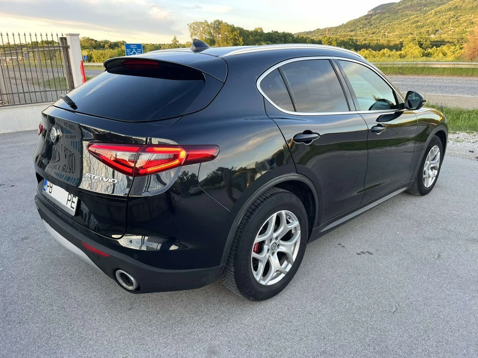 Alfa Romeo Stelvio 2.2JTD 160кс 43 000км РЕГИСТРИРАНА ОБСЛУЖЕНА, снимка 4 - Автомобили и джипове - 54556399