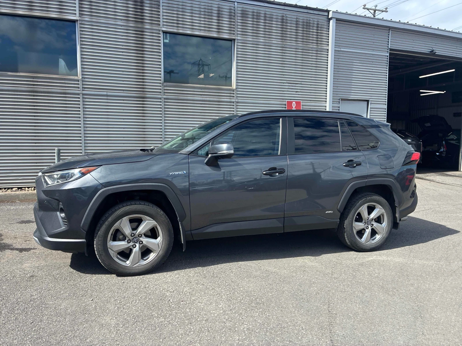 Toyota Rav4 * Hybrid Limited * АВТОКРЕДИТ БЕЗ ПЪРВОНАЧАЛНА* , снимка 2 - Автомобили и джипове - 55850959