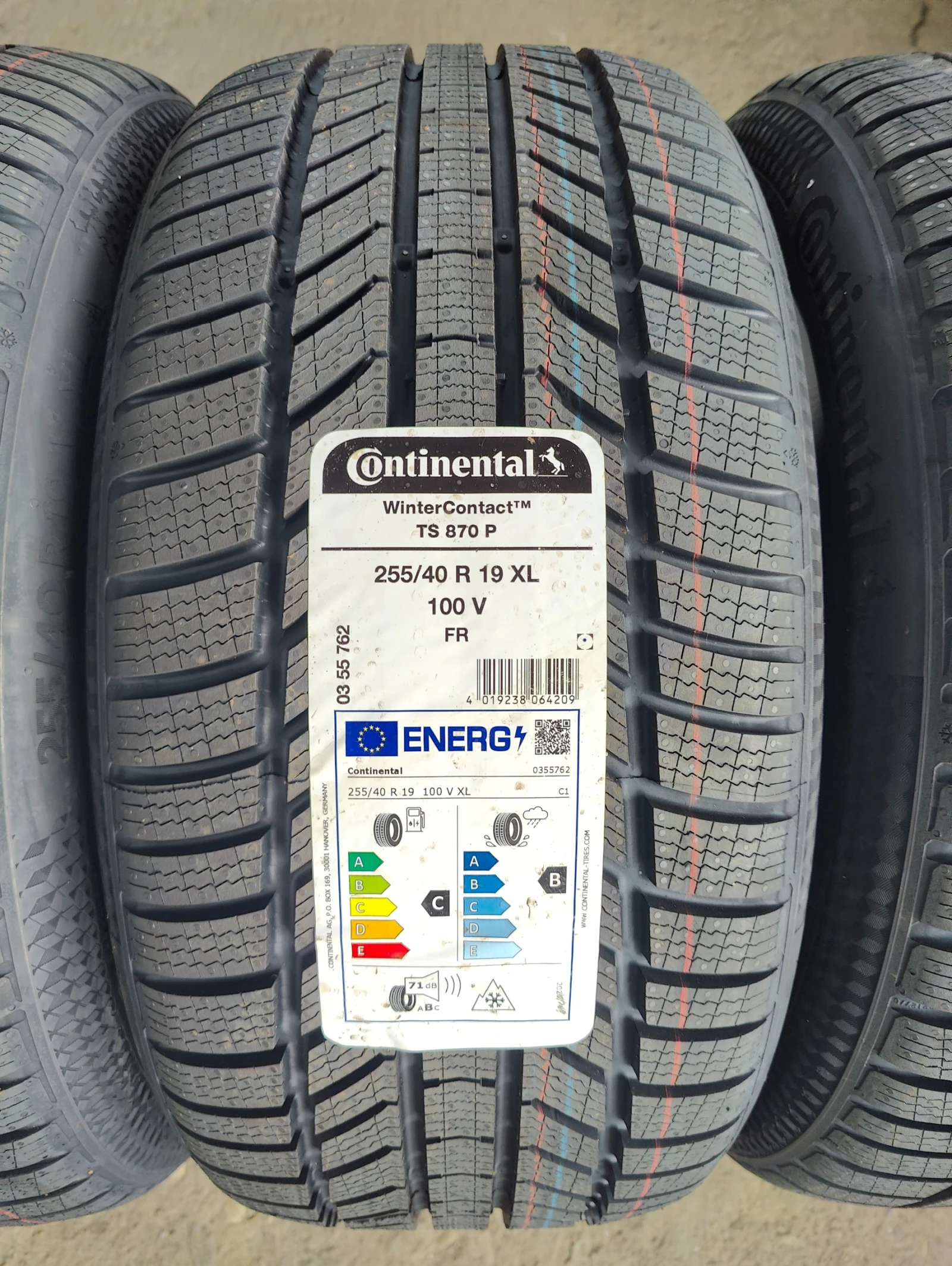 Гуми Зимни 255/40R19, снимка 4 - Гуми и джанти - 56069994