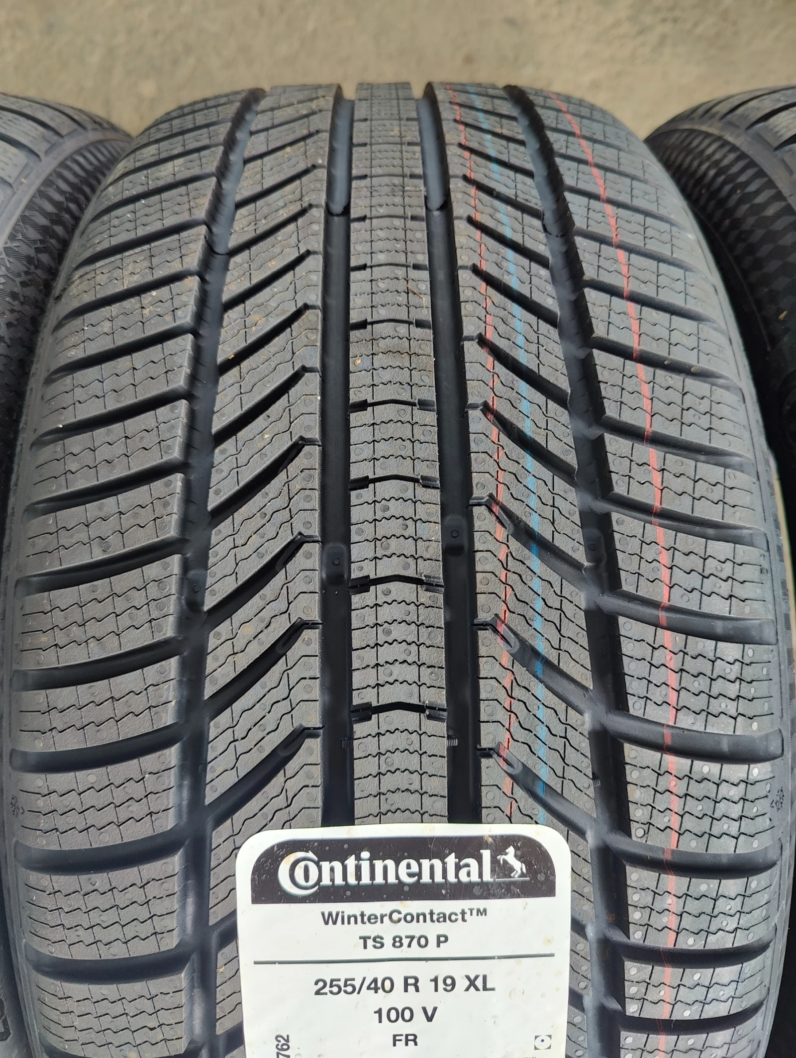 Гуми Зимни 255/40R19, снимка 5 - Гуми и джанти - 56069994