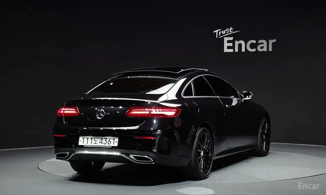 Mercedes-Benz E 220 | АВТОФИНАНСИРАНЕ | ФИКСИРАНА ЦЕНА ДО БЪЛГАРИЯ, снимка 3 - Автомобили и джипове - 55147788