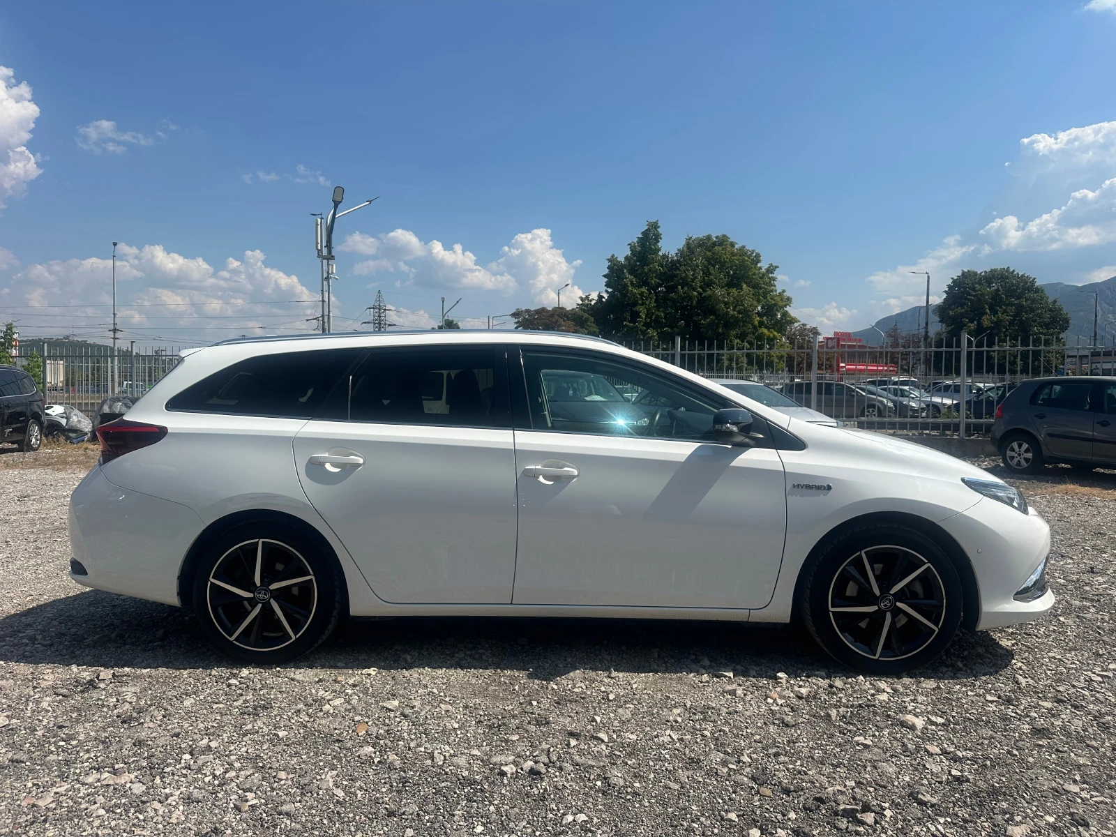 Toyota Auris 1.8HIBRID 128kc, снимка 6 - Автомобили и джипове - 55613071