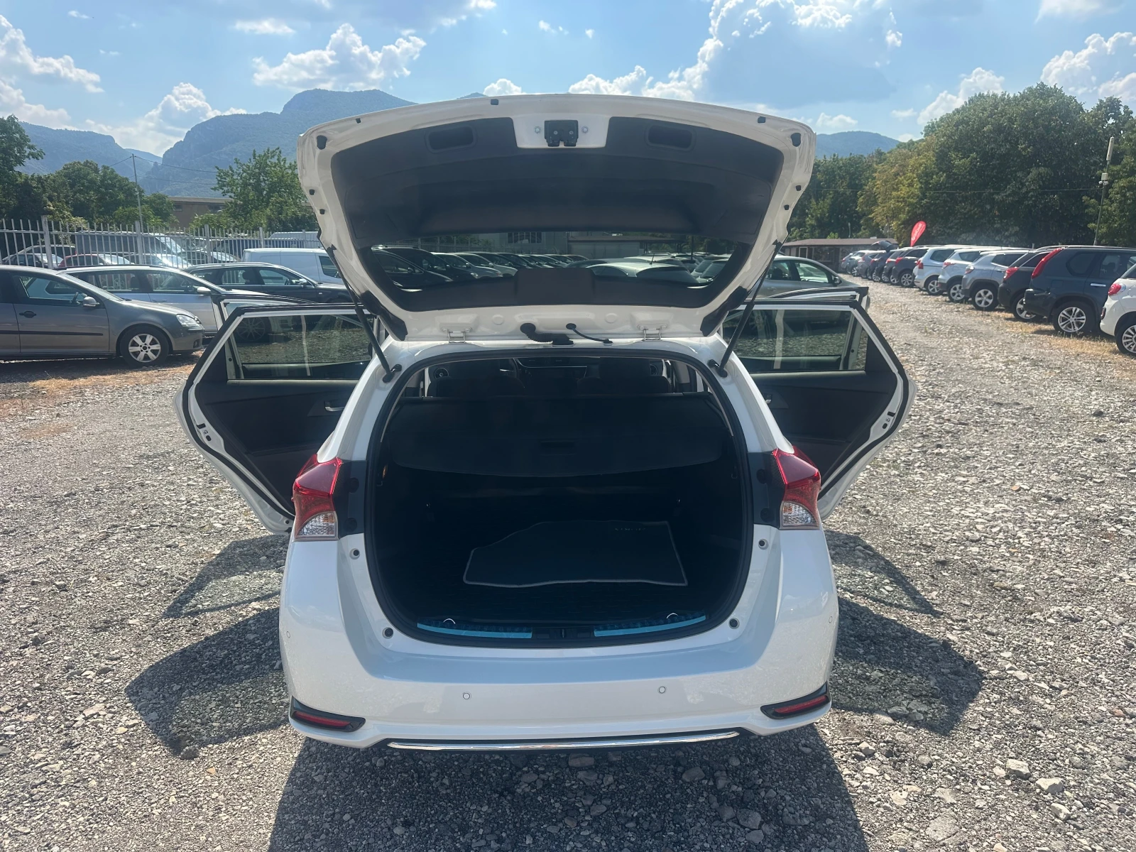 Toyota Auris 1.8HIBRID 128kc, снимка 16 - Автомобили и джипове - 55613071