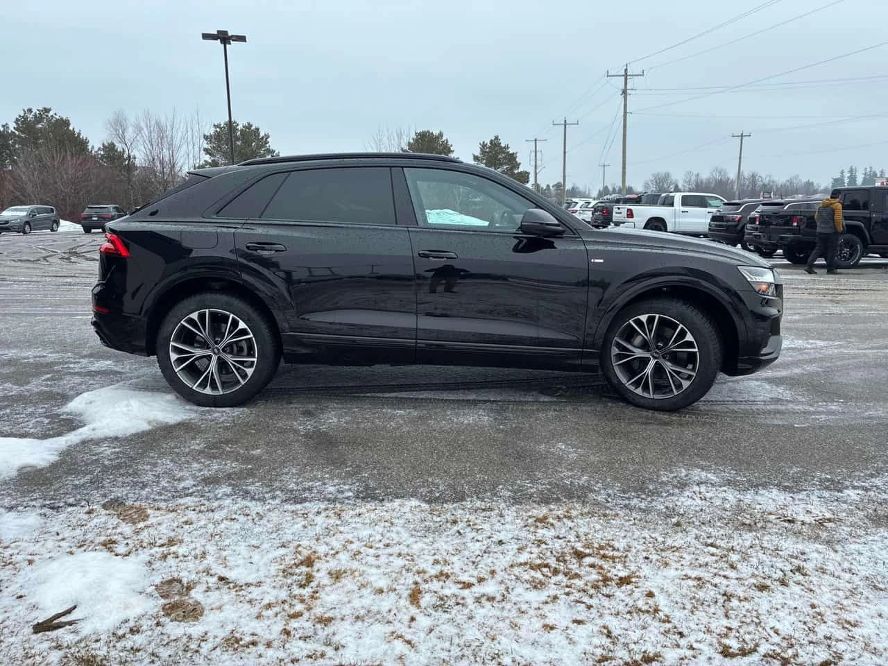 Audi Q8 * Progressiv * 360 * ОБДУХВАНЕ * ПРЕДСТАВИТЕЛСТВО, снимка 3 - Автомобили и джипове - 53918264