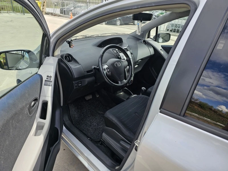 Toyota Yaris 1.3 VVT-i, снимка 7 - Автомобили и джипове - 45359666