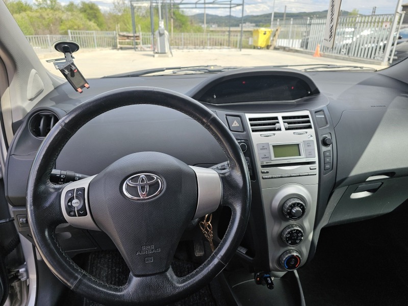 Toyota Yaris 1.3 VVT-i, снимка 8 - Автомобили и джипове - 45359666