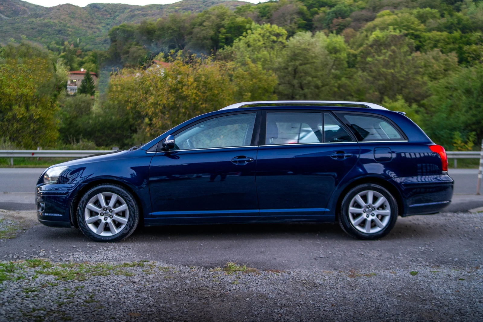 Toyota Avensis 1.8i МНОГО ДОБРО СЪСТОЯНИЕ! ГАРАНЦИЯ 3м ИЛИ 3000км - изображение 3