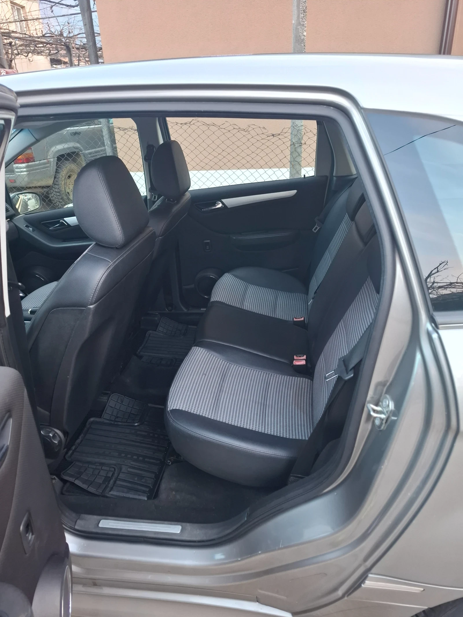 Mercedes-Benz B 180  - изображение 4