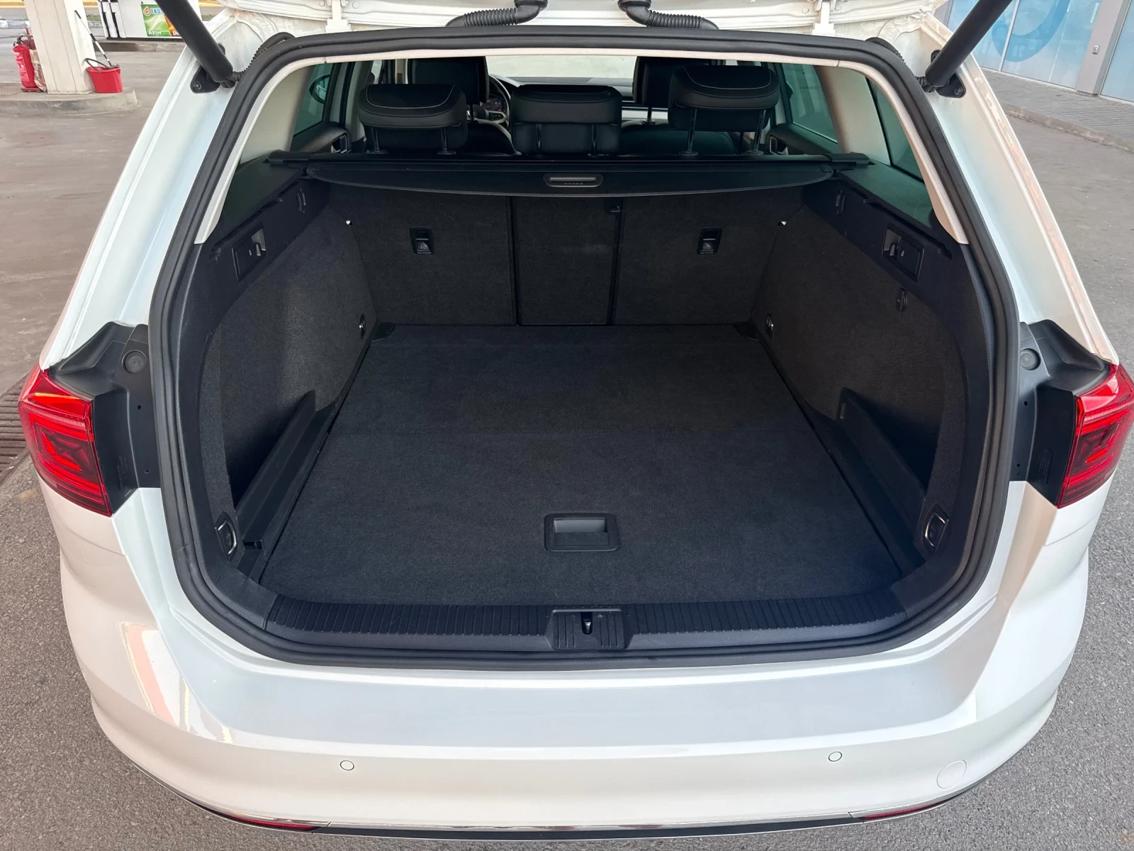 VW Passat 2.0 TDI 190 k.c FULL, снимка 14 - Автомобили и джипове - 54805072