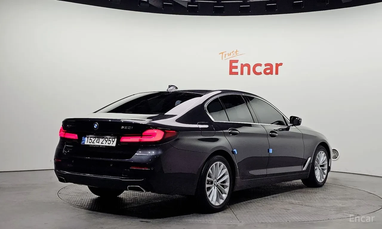 BMW 530 xDrive Luxury| LEATHER| LED| DIGITAL COCKPIT| NAVI, снимка 2 - Автомобили и джипове - 55008934
