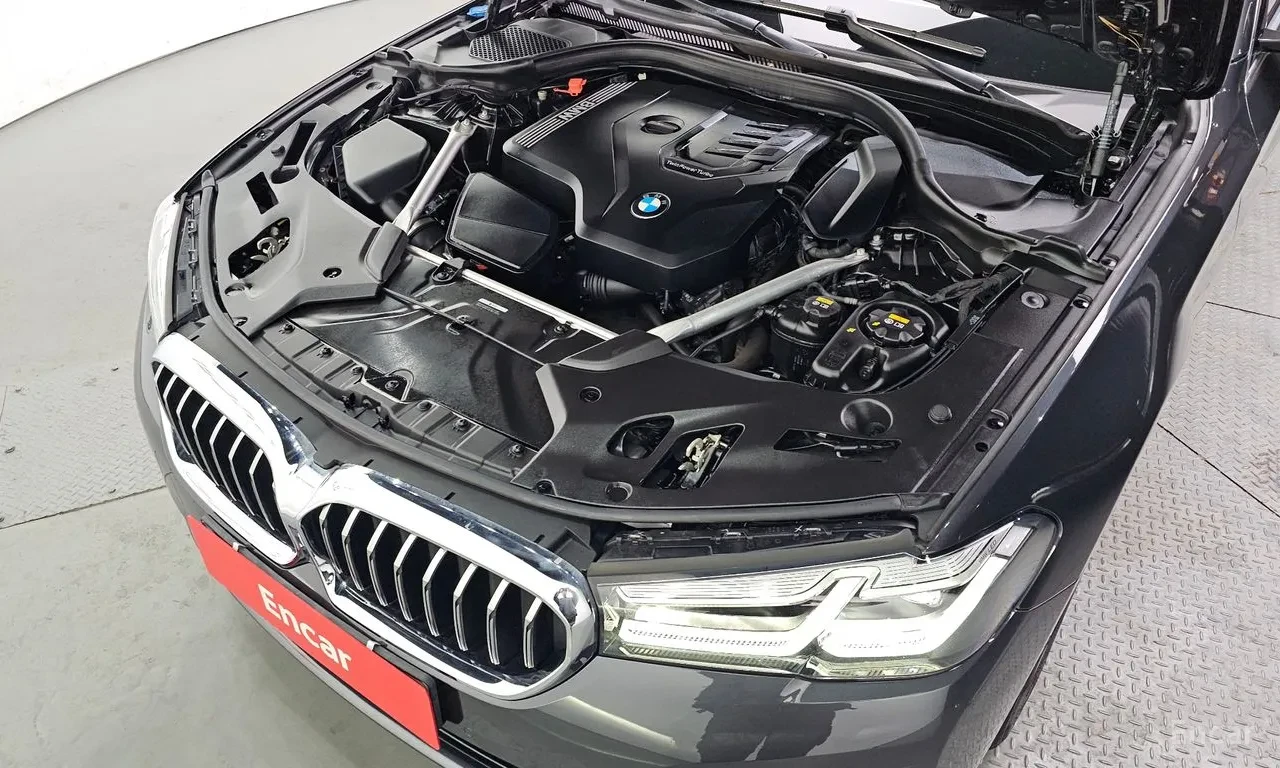 BMW 530 xDrive Luxury| LEATHER| LED| DIGITAL COCKPIT| NAVI, снимка 6 - Автомобили и джипове - 55008934