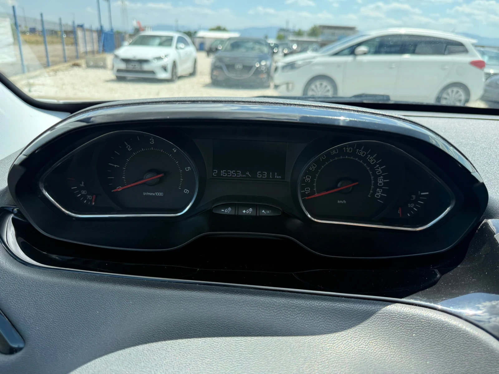 Peugeot 208 1.4 HDi, снимка 11 - Автомобили и джипове - 55473208