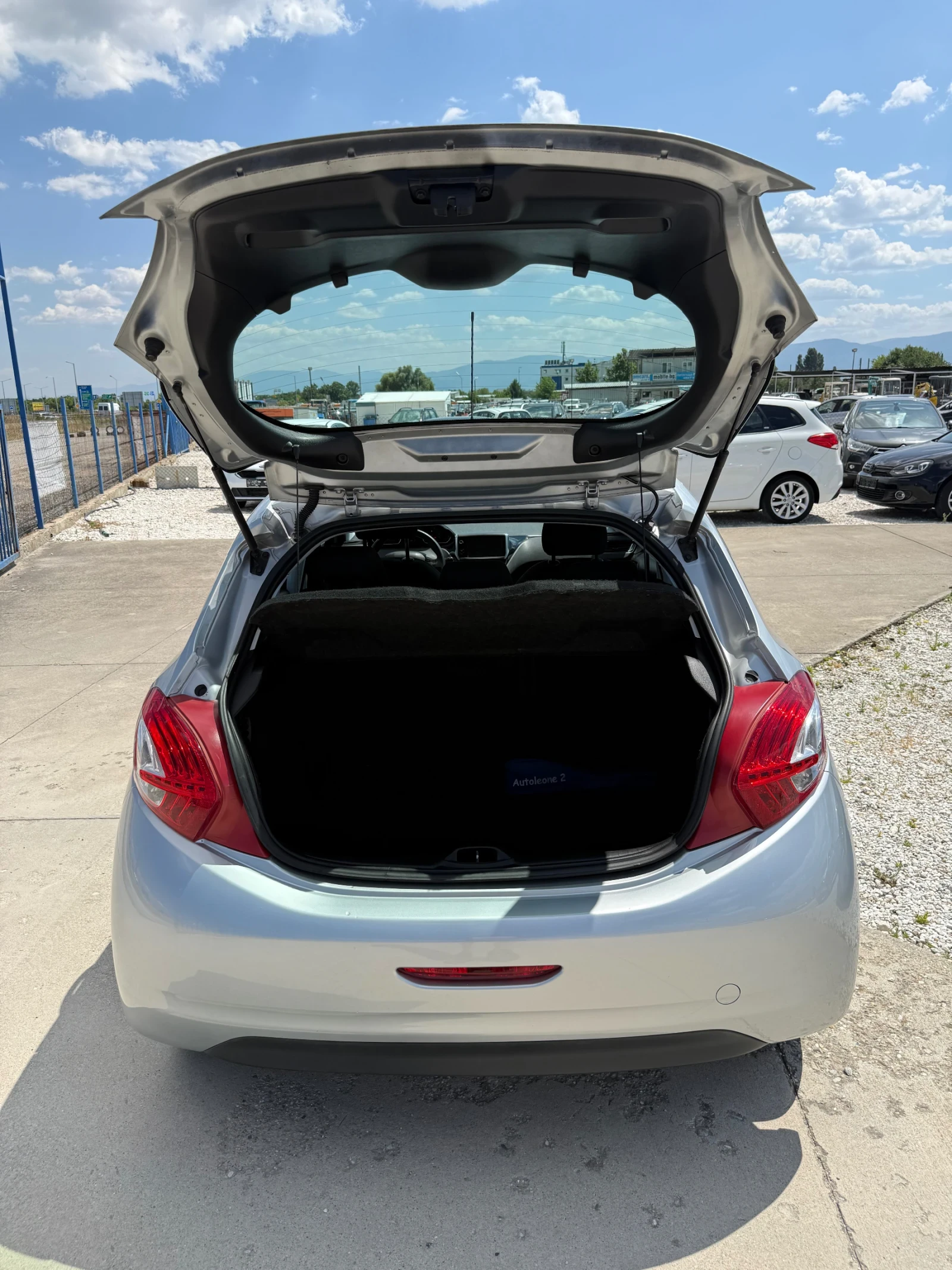 Peugeot 208 1.4 HDi, снимка 15 - Автомобили и джипове - 55473208