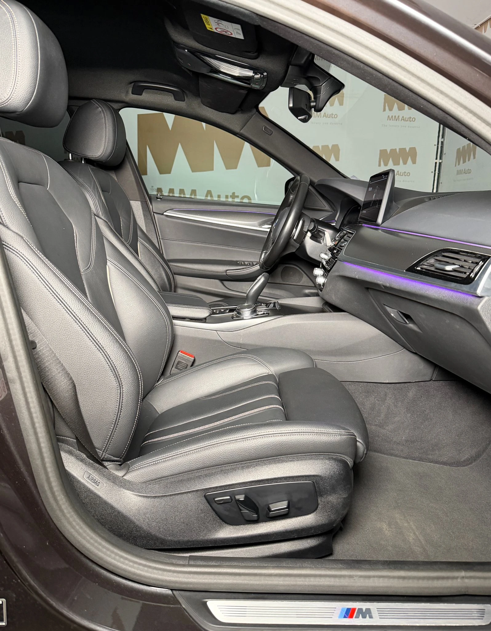 BMW 520 d Touring* M-Sport* Shadow Line* Ambient, снимка 11 - Автомобили и джипове - 55958527
