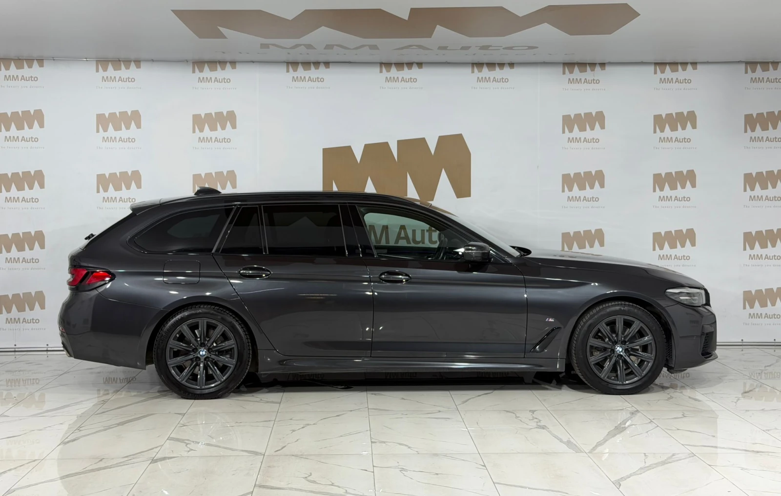 BMW 520 d Touring* M-Sport* Shadow Line* Ambient, снимка 2 - Автомобили и джипове - 55958527