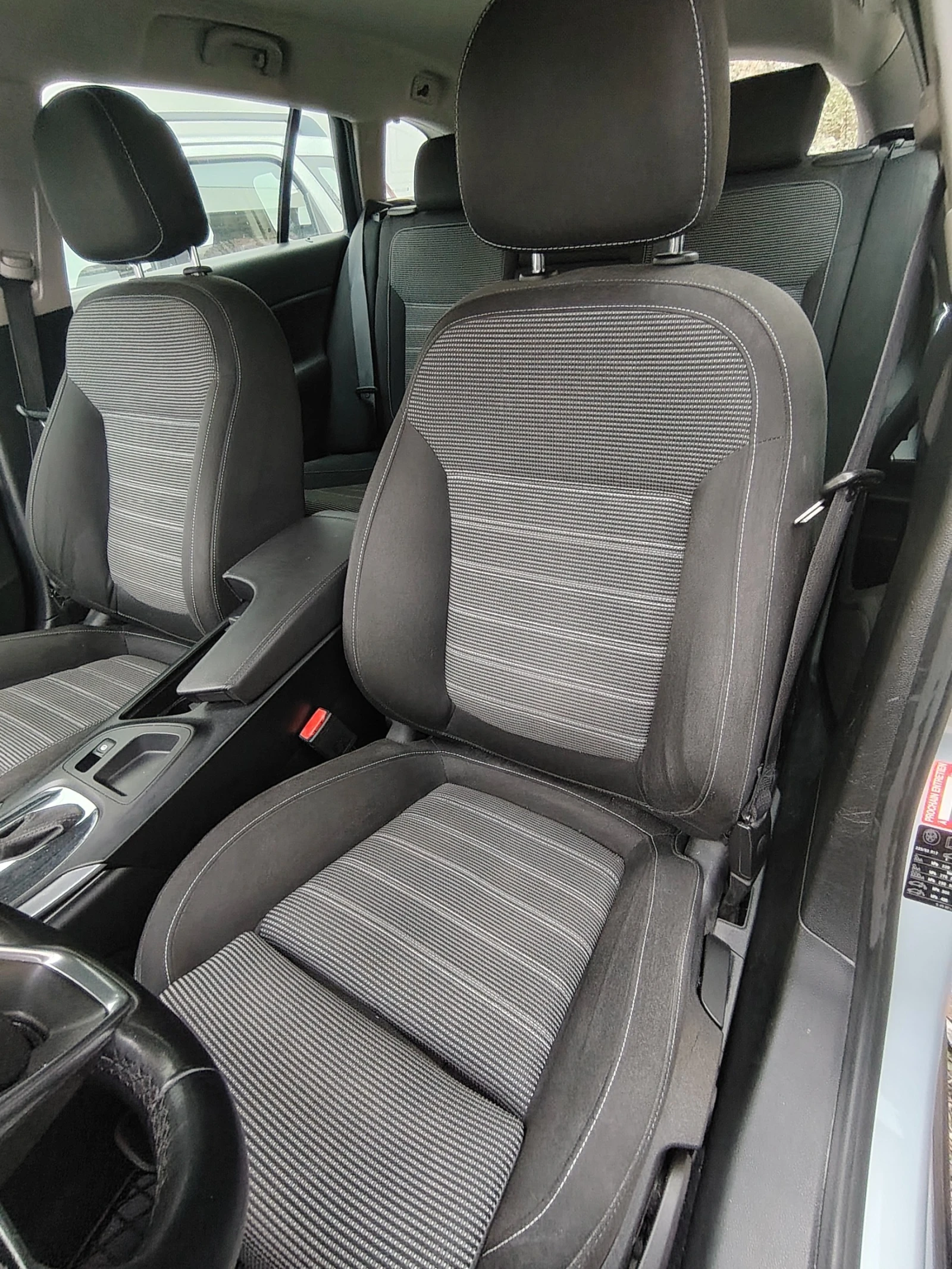 Opel Insignia 1.6 CDTI, снимка 10 - Автомобили и джипове - 56725435